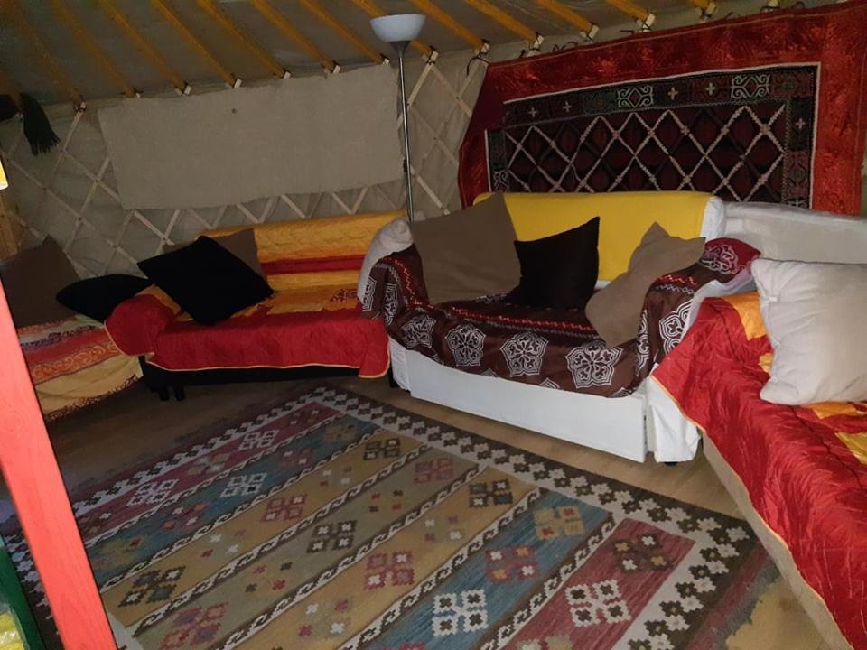فندق Jurta Az Erdo Mellett Dezsaval-Keresz-Tanya بيليزينتكيريزت المظهر الخارجي الصورة